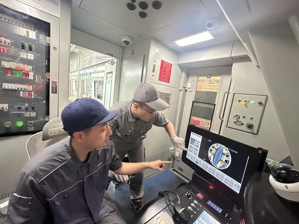 专业炒股配资网站 “换脑”升级！地铁5号线信号系统改造首列车顺利交付